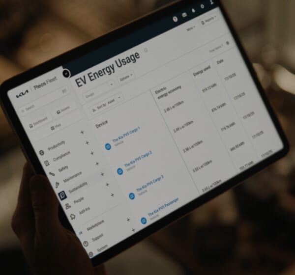 Nahaufnahme eines Tablet-Bildschirms mit Kia FMS und Fahrzeugstatusüberwachung